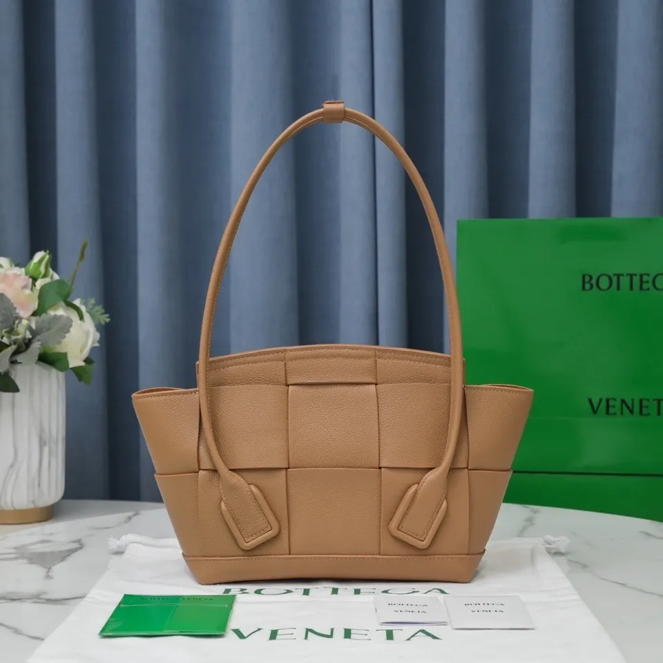 Bottega Veneta [Love] Arco medium 🖤 pebbled pattern size: bag opening 33, bag body 22*6*20 BV’s most classic elements, showing the uniqueness of art, maintaining fresh fashion radiance, high-end design, more fashionable, effortlessly bringing out the soul of the bag, easy to wear and large capacity, don’t worry about things, it is definitely enough to hold! Model 【6683#】Caramel